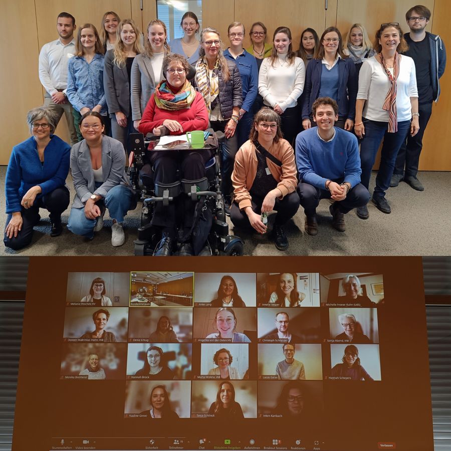 Das Bild zeigt die Teilnehmenden der Kick-Off-Veranstaltung von den InklusionsGuides. In der oberen Hälfte sind die in Präsenz anwesenden Personen, in der unteren Hälfte die digital zugeschalteten.