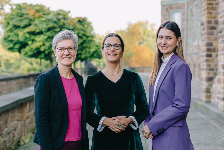 Auf dem Foto ist die aktuelle KiM-Leitung Stephanie Feder sowie ihre Nachfolgerinnen Dr. Annette Jantzen und Louisa Harlow abgebildet.