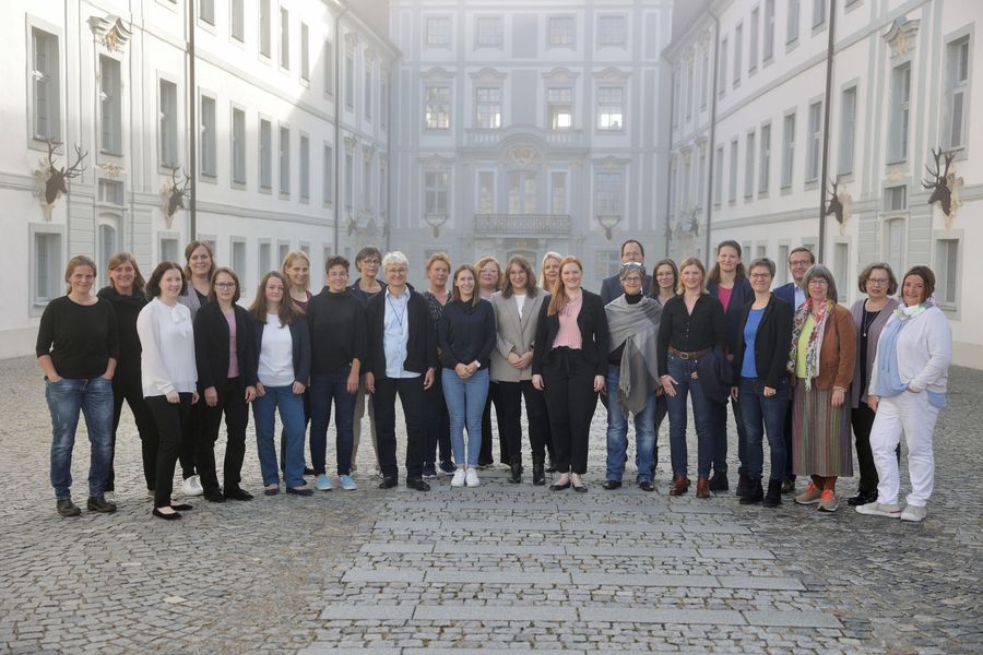 Das Foto zeigt die Absolventinnen des KiM-Durchgangs mit der Projektleitung Stephanie Feder und der Geschfätsführerin des Hildegardis-Vereins, Birgit Mock.