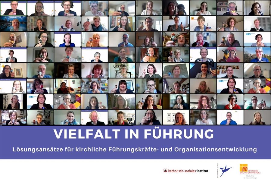Das Bild zeigt die Videokacheln der Teilnehmenden. Darunter steht der Titel "Vielfalt in Führung" mit dem Untertitel "Lösungsansätze für kirchliche Führungskräfte- und Organisationsentwicklung". In der Fußzeile befinden sich die Logos vom katholisch-sozialen-institut, dem Hildegarid-Verein und der Deutschen Bischofskonferenz.
