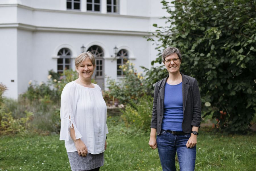 Auf dem Foto ist die ehemalige Projektleiterin Alex Schmitz sowie ihre Nachfolgerin Stephanie Feder abgebildet.