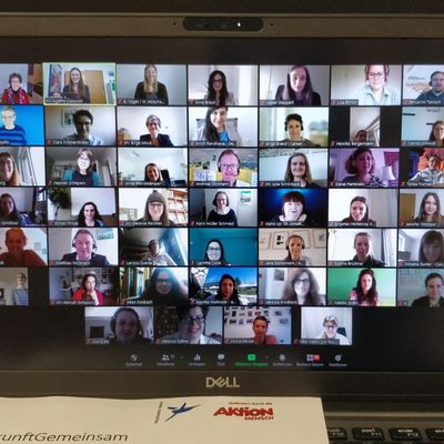 Das Foto zeigt einen Bildschirm, auf dem die Kacheln der zugeschalteten Teilnehmenden der Online-Veranstaltung zu sehen sind.
