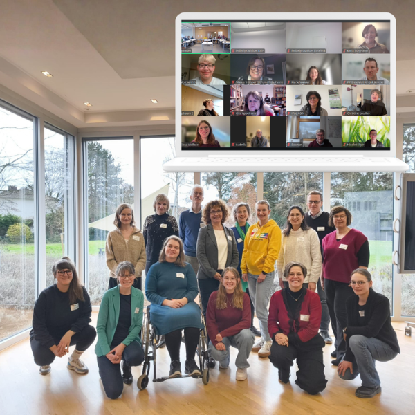 Hybrides Gruppenfoto des vierten Jahrgangs der InklusionsGuides beim Kickoff am 19.12.2025.