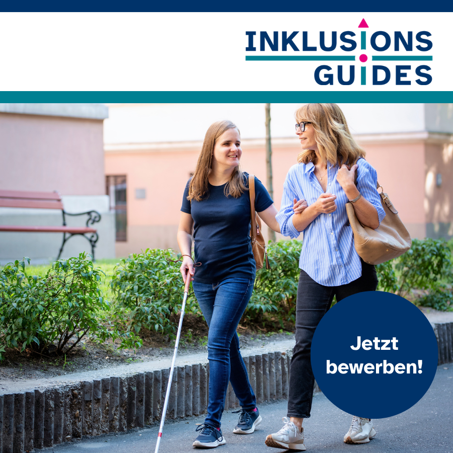 Foto von zwei Frauen, die auf der Straße spazieren gehen. Eine von ihnen nutzt einen Langstock. Logo der InklusionsGuides und Text "Jetzt bewerben!"