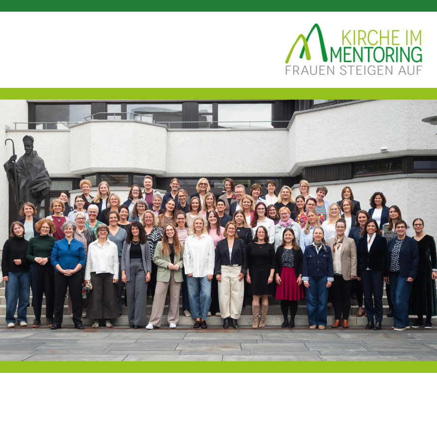 Auf dem Bild sieht man eine Gruppe von ca. 50 Personen, die auf unterschiedlichen Treppenstufen vor einem Tagungshaus stehen und in die Kamera lachen. Es ist die Mentoring-Gruppe 2026/27 von "Kirche im Mentoring - Frauen steigen auf".