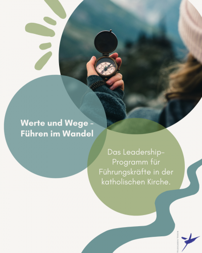 Das Bild zeigt einen Fotoausschnitt. Auf diesem Fotoausschnitt blickt man einer Person über die Schulter, die einen Kompass sichtbar vor sich hält. Daneben steht der Projekttitel "Werte und Wege - Führen im Wandel".